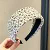 Nueva diadema de ala ancha 2026 para mujer, diseñada para levantar la línea del cabello y mantener el cabello en su lugar mientras te lavas la cara, con un estilo retro adecuado para otoño e invierno, y ofreciendo un aspecto sofisticado