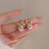 Pendientes de perlas cruzadas de doble C, ligeros, de lujo, con diseño de nicho, pendientes de gran sentido para mujer, otoño e invierno, nuevos pendientes de temperamento únicos.