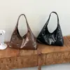 Bolsa de mão personalizada com tachas estilo coreano transfronteiriça para mulheres, nova bolsa de ombro tote de nicho 2026, bolsa de mão vazada