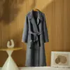 Casaco de lã europeu e americano para mulheres, extra longo com cinto, cor sólida, versátil, novo estilo outono e inverno, estilo Hepburn, versão coreana, casaco acima do joelho