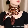Nuevo Pañuelo Cuadrado Grande de Leopardo para Comercio Exterior de 90cm con Textura Sedosa, Pañuelo de Seda Sintética para Atuendos Modernos, Chal con Protección Solar para Mujer