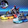 Zapatillas de Malla Doble Transpirables con Hebilla Giratoria de Dibujos Animados para Niños, Primavera y Otoño 2026, Zapatillas Antideslizantes de Suela Suave con Luces para Niños
