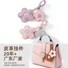 Encanto de Bolso de Flores de Bloques de Color de Moda Colgante de Cuero PU Llavero de Cuero Lanyard de Llavero de Girasol de Cinco Pétalos de Bloques de Color