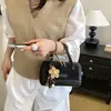 Bolso tipo almohada retro de axila de mano para mujer, nuevo modelo 2026, versátil bolso casual de gamuza para hombro y cruzado