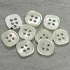 Botones de Concha de Caracol Natural Cuadrados Importados de Borde Fino Planos de Cuatro Agujeros Botones de Concha para Camisa de Tejido Cardigan