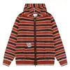 Cardigã de malha com capuz listrado em azul e preto masculino, com zíper duplo, bordado de personagem pequeno e corte solto e casual; atacado disponível