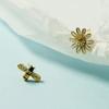 Estilo coreano Lindo y juguetón Abejas incrustadas de diamantes Tecnología de esmalte Super lindo Arete de botón Elemento de flor de margarita y insecto para mujer