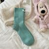 Etiqueta de tela de huevo coreana calcetines de lana para mujer calcetines de media pantorrilla otoño e invierno engrosados cálidos grises nicho calcetines de montón pegajoso