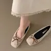 Mocassins rasos de bico quadrado e sola reta para mulheres, novo modelo 2026, sapatos estilo coreano vintage com laço