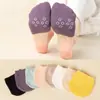 [Exclusivo] Calcetines de verano para mujer, antideslizantes, media suela, color liso, con puntos antideslizantes en la parte delantera, calcetines invisibles para pantuflas