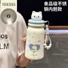 Nueva botella de agua aislada portátil de gran capacidad con pajilla, diseñada para estudiantes mujeres, con una apariencia elegante y linda, y un revestimiento interior de cerámica; disponible al por mayor