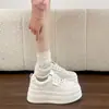 Tênis populares de sola grossa para nicho feminino, sapatos brancos versáteis e super estilosos para primavera e outono, novos tênis esportivos casuais estilo coreano 2026
