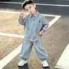 Traje de Tres Piezas de Mezclilla para Niños Primavera y Otoño Estilo Coreano Conjunto Guapo Moderno Genial para Niños Ropa Elegante para Niños Pequeños y Medianos Comercio Exterior