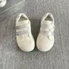 Tênis Brancos de Solado Grosso para Mulheres, Novo Estilo Coreano de Primavera 2026, Sapatos Casuais Versáteis, Fofos, com Velcro e Bico Redondo para Estudantes