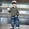 Conjunto de sudadera a rayas para niños 2005, estilo primavera y otoño, nuevo conjunto de dos piezas para bebé estilo coreano 2026, otoño
