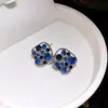 Aretes de rombos retorcidos con incrustaciones de diamantes en aguja de plata aretes personalizados exquisitos a la moda aretes ligeros de lujo sensación de alta gama diseño de joyería para orejas sentido de diseño nicho