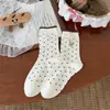 26 Meias Novas de Outono Estilo Coreano Meias Florais de Cano Médio para Mulheres Meias de Algodão Sem Costura Meias de Bolinhas