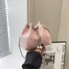 Las bolsas con cordón son populares este año. Los nuevos modelos de mujer 2026 presentan un diseño único con cadenas, bolsos pequeños cruzados tipo cubo plisados de verano