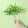 Fabricantes de origen al por mayor planta verde artificial césped de plástico serie niebla decoración de boda para el hogar ramo arreglo floral pared de plantas