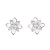Pendientes Únicos de Flor de Perla con Incrustaciones de Piedra, Pendientes Clip-On Versátiles Chapados en Oro con un Toque de Lujo, Pendientes sin Perforación para Mujer, Accesorios de Oreja de Moda