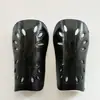 En stock al por mayor espinilleras de fútbol porosas ligeras y fuertes para niños adultos competición entrenamiento deportes al aire libre