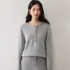 Nova coleção outono e inverno: suéter de cashmere estilo simples com gola redonda, fecho de botões, caimento macio e confortável, e um corte solto e relaxado