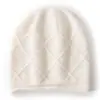 Cachemira 2026 Otoño/Invierno Nuevo Unisex Color Sólido Jacquard de Diamantes Cálido Gorro con Protección para Orejas Gorro de Punto