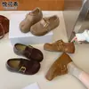 Sapatos femininos estilo Birkenstock, de couro genuíno, com sola grossa, que aumentam a altura, de bico dividido, coleção outono 2026, mocassins slip-on versáteis