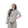 Camiseta Coreana Retrô de Gola Redonda Listrada com Ombro Direito Descoberto de Manga Curta para Mulheres Verão Novo Look Emagrecedor Top Curto Slim para Pessoas Baixas