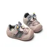 Zapatos para caminar para niños de suela blanda, antideslizantes, con cierre de velcro, con un dulce diseño de lazo, parte superior de malla transpirable y estilo deportivo, perfectos para el otoño