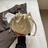 Bolsa Pequena Plissada Super Popular para Mulheres 2024 Nova Popular Versátil Bolsa Transversal com Corrente Popular Estilo Quente Requintada Bolsa Saco