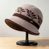 Sombreros para mujeres de mediana edad y ancianas otoño e invierno piel de conejo tejido de ala ancha a prueba de frío sombrero de punto señora mayor abuela más terciopelo cálido lana