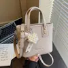 Nova Bolsa Quadrada Pequena com Pingente de Pérola de Nicho 2026 para Mulheres, Bolsa de Mão e Bolsa Transversal de Luxo Leve de Alta Qualidade, Bolsa Versátil da Moda para o Dia a Dia