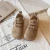 Moda Nova Primavera e Outono 2026 Retro Casual Sapatos Pequenos de Couro Solado Macio Moda Versátil para Crianças Estilo Coreano Sapatos Birkenstock