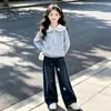 Conjunto de dos piezas para niños de mediana edad: top de manga larga estilo universitario con cuello de solapa, nueva colección primavera/otoño, con un diseño de caricatura dulce y lindo, combinado con pantalones vaqueros casuales
