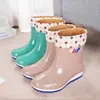 Botas de lluvia planas de caña media para mujer Botas cortas de moda de verano forradas de polar para mujer Botas de lluvia antideslizantes para mujer Zapatos impermeables para mujer
