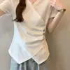 Camiseta Irregular de Manga Curta com Decote V Plus Size para Mulheres, Estilosa de Verão com Novo Design, Ajuste na Cintura, Top Aderente para Usar por Cima