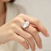 Anillo exagerado para mujer, moderno, de lujo ligero, exquisito y versátil, anillo simple y dulce bañado en plata con forma de lágrima para dedo índice al por mayor