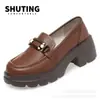 Mocassins Hongting 2023 Primavera e Outono novo bico redondo couro brilhante sola grossa britânica aumento de altura pequenos sapatos de couro mocassins de calçar
