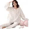 Pijama feminino de algodão de dupla camada com toque de nuvem, 190g, atacado, novo para outono, manga longa, calça longa, casual, para casa, adequado para usar ao ar livre