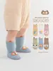 Selección premium de calcetines para niños, nuevos modelos de otoño e invierno, calcetines de piso para bebé antideslizantes, aislados con orejitas, hechos de algodón peinado