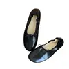 Sapatos femininos versáteis novos de nicho 2026 com sola macia, confortáveis, estilo ballet, sem cadarço, com laço, design plano
