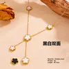Set Retro de Flor de Cinco Pétalos Más Vendido Transfronterizo para Mujeres, Elegante y de Moda Collar de Acero de Titanio con Flor de Cinco Pétalos, Lujo Ligero y Que No Se Desvanece al por Mayor