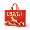 Bolsas de Regalo Rojas Personalizadas de Tela No Tejida para el Año Nuevo 2026 Bolsas Tote de Año Nuevo Impresión de Fábrica al por Mayor