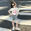 Conjunto de Verano para Niñas 2026 Nuevo Casual Estilo Coreano Dibujos Animados Manga Corta con Shorts de Mezclilla para Niñas Mayores