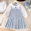 26 Exclusivo transfronteiriço para meninas: Nova coleção de primavera e outono, apresentando uma gola de boneca fofa, estampa xadrez azul e branca e um vestido doce de manga longa em um estilo inspirado em Chanel.