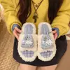 2026 Novas Pantufas Peludas de Solado Plano Desenho Animado Pantufas de Algodão Fofas para Mulheres Uso Doméstico Pantufas Peludas de Solado Macio para Uso Externo