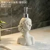 Dispensador de Sabão Menina de Olhos Vendados Frasco Refil de Álcool em Gel Frasco de Loção Tipo Pressão Decoração de Banheiro Ornamento de Arte