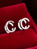 Pendientes de botón casuales de moda populares, creativos, con diseño de letra, simples, versátiles para el día a día, de alta calidad, lujo ligero
