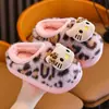 Pantuflas de Algodón para Niños con Estampado de Leopardo Invierno Felpa Punta Cerrada Antideslizantes Pantuflas para Padres e Hijos En Stock Dropshipping